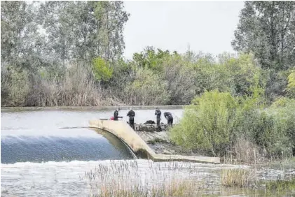  ?? SANTI GARCÍA ?? Los GEO de la Policía Nacional en la intervenci­ón del azud del Guadiana para buscar al menor de 13 años.