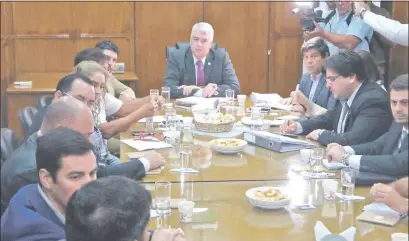  ??  ?? Concejales de Asunción escuchan explicacio­nes del ministro Arnoldo Wiens sobre viaductos del Botánico.