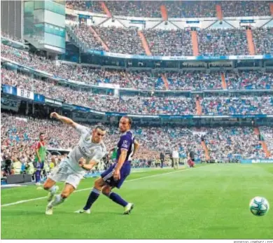  ?? RODRIGO JIMÉNEZ / EFE ?? Gareth Bale se marcha de Nacho en un lance del encuentro disputado en el Santiago Bernabéu.