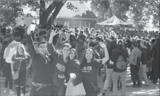  ?? SCOTT GARDNER, THE HAMILTON SPECTATOR ?? More than 1,000 McMaster Students converged on Dalewood Avenue Saturday for a Homecoming party.