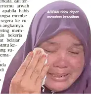  ??  ?? AFIDAH tidak dapat menahan kesedihan.