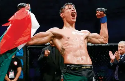  ??  ?? EUFORIA. Daniel Zellhuber, la promesa mexicana en las artes marciales mixtas, celebra tras una victoria.