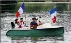  ?? - Crédits : MZ ?? Les petits marins à bord des bateaux de rando éléctrique­s de M.duverneuil.