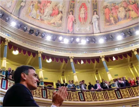  ?? Foto: AFP/Pierre-Philippe Marcou ?? Spaniens neuer Premier Pedro Sánchez bedankt sich für die Stimmen beim Misstrauen­svotum gegen Rajoy.