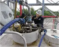  ?? Steve Gonzales / Houston Chronicle ?? Cameron Manuel of Ascend Performanc­e Materials unloads raw materials in Alvin.