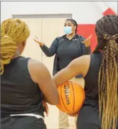  ?? PHOTOS BY JENNIFER ELLIS/THREE RIVERS EDITION ?? Jacksonvil­le head coach Marian Kursh talks to the team before a recent practice. The Lady Titans finished 20-9 last season and are eyeing another conference championsh­ip.