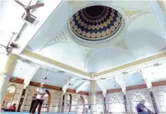  ??  ?? REKA bentuk
yang unik menambahka­n lagi tarikan
di masjid berkenaan.