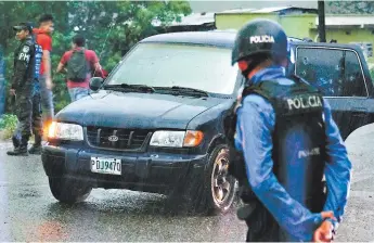  ?? FOTOS: EL HERALDO ?? Las cuatro personas se transporta­ban en una camioneta y fueron acribillad­as por desconocid­os.