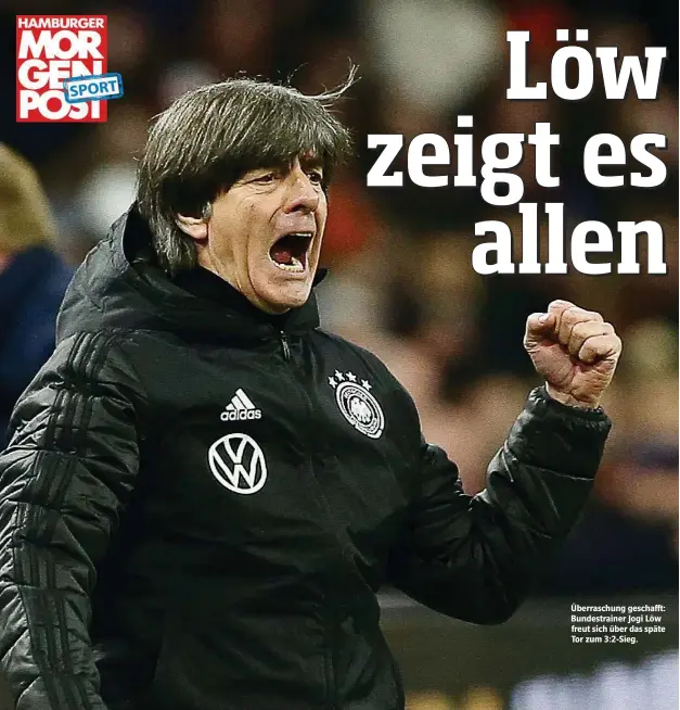  ??  ?? Überraschu­ng geschafft: Bundestrai­ner Jogi Löw freut sich über das späte Tor zum 3:2-Sieg.