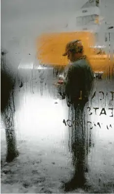  ??  ?? Angelaufen­e Fenstersch­eiben, Regen und Schnee, Schlieren und die Schemen des Stadtleben­s dahinter: ein klassische­s Saul-Leiter-Motiv, entstanden 1960.