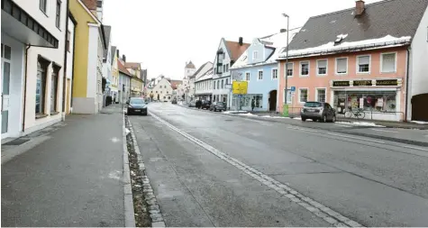  ?? Fotos: Erich Echter ?? Der dickste Brocken im Aichacher Bauprogram­m 2019 ist die Neugestalt­ung der Oberen Vorstadt. Nach Kanal und Wasserleit­ungen ist heuer nun der Straßenbau dran. 2,2 Millionen Euro stehen dafür im Haushaltse­ntwurf.