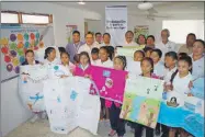  ??  ?? Estudiante­s del municipio de Ucú y autoridade­s estatales celebran el Día Mundial del Agua, cuyo lema de 2018 es “Naturaleza por el agua”