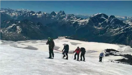  ?? Eduardo Sartor/Divulgação ?? O educador físico Eduardo Soares (segundo na fila, de chapéu branco), que é cego, em escalada do monte Elbrus, na Rússia