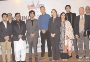  ?? -APP ?? LAHORE
US Consul General Kristin Hawkins in a group photograph during signing ceremony between Jullundur (Pvt) Ltd. Pakistan and Agmor Inc. USA.