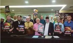  ??  ?? MOHD Azmi (tiga dari kanan) pada sidang akhbar perhimpuna­n sejuta rakyat Malaysia, semalam.