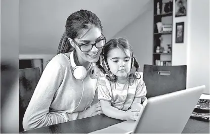  ?? FOTOS: ESPECIAL ?? Las madres modernas recurren a la conectivid­ad para usar herramient­as que les ayuden a educar a sus hijos