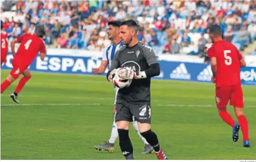  ?? JOSUÉ CORREA ?? Rubén Gálvez, con el balón en las manos durante el encuentro de la pasada temporada en el que el San Fernando visitó el Nuevo Colombino.