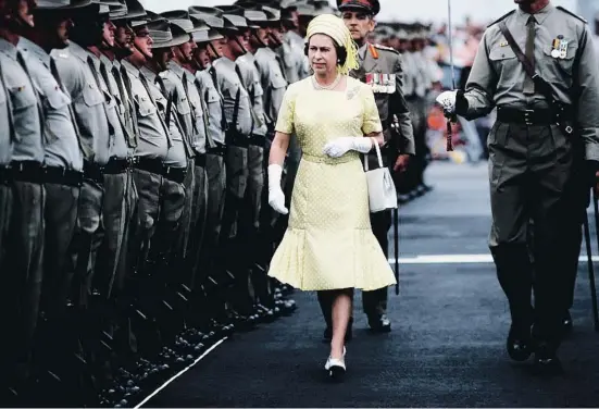  ?? Tim Graham / Getty ?? Isabel II pasando revista a las tropas australian­as en 1977, durante su visita a Brisbane