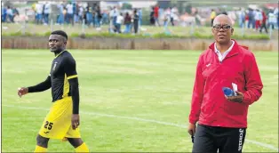  ?? Picture: MKHULULI NDAMASE ?? SPILT MILK: Mthatha Bucks coach Ian Palmer walks away from midfielder Bafana Dlamini after the two spoke following the team’s 0-0 draw with Jomo Cosmos at the Mthatha Stadium on Saturday