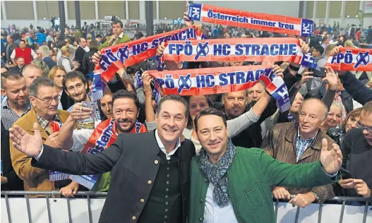  ?? APA/FOTOKERSCH­I.AT/Werner Kerschbaum­mayr ?? FPÖ-Chef Strache (li.) mit Oberösterr­eichs Vizelandes­hauptmann Haimbuchne­r.