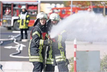  ?? RP-FOTO: ACHIM BLAZY ?? Natürlich gehörte auch das Löschen zu den Wettbewerb­en.