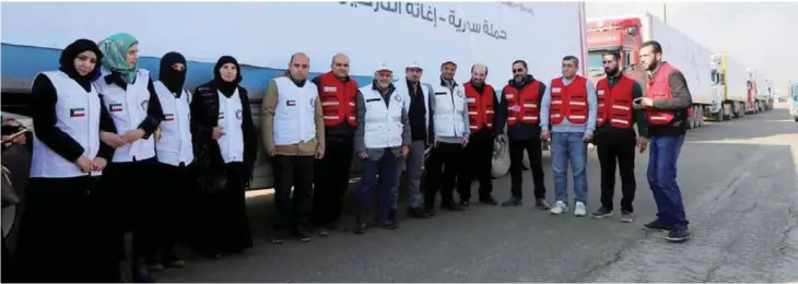  ??  ?? Kuwait Red Crescent Society and Qatar Red Crescent assist refugees. — KUNA photos