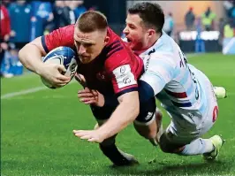  ??  ?? ONE THAT GOT AWAY: Munster’s JJ Hanrahan (right) reacts after missing a late dropgoal attempt; Andrew Conway (above) scores a late try