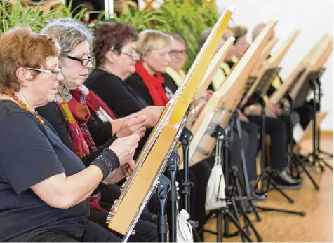  ?? Foto: Jörg Hülsermann ?? Mit einem gemeinsame­n Schlussstü­ck zeigten die Veeh Harfenspie­ler ihr Können ganz geballt – und doch sehr zart.