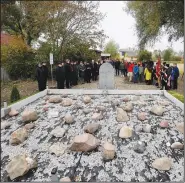  ?? ?? Jewish and Christian clergy stand together for prayers for the souls of the murdered Jews.