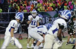  ?? STAN HUDY/THE SARATOGIAN ?? Shaker quarterbac­k Joey Mirabile makes a change at the line of scrimmage against