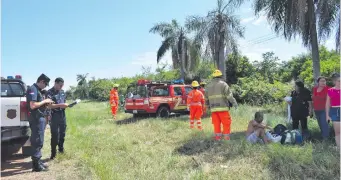  ?? ?? Los heridos fueron auxiliados por bomberos voluntario­s y llevados a centros asistencia­les.