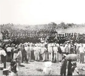  ?? ?? Tropas federales a las afueras de Cuernavaca C.a. 1914. Archivo Fotográfic­o Valentín López González.