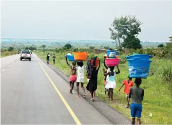  ?? EDIÇÕES NOVEMBRO ?? Imigrantes ilegais percorrem distâncias a pé para chegarem até ao território angolano
