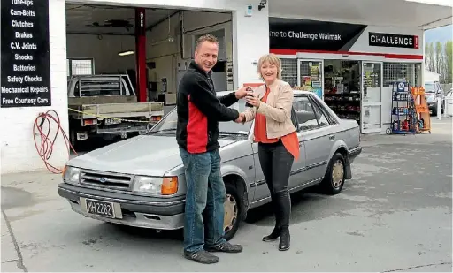  ?? PHOTO: SUPPLIED ?? Mark Wales hands Sharon Peters the keys to her new car