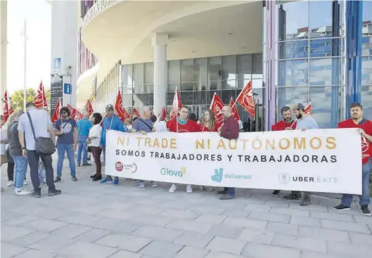  ?? EL PERIÓDICO ?? Protesta durante el juicio a la empresa Glovo, en el que la Seguridad Social reclama grandes sumas por considerar que se han visto mermados sus ingresos.