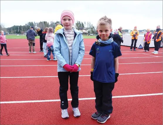  ?? OLIVER HEIKKINEN ?? MÅNGA VARV. Lia Eggert och Eliel Berghem fick upp värmen i skolloppet.