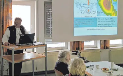  ?? FOTO: PR ?? Eberhard Schanbache­r bei seinem Vortrag in Feldstette­n über die Hungerjahr­e vor 200 Jahren.