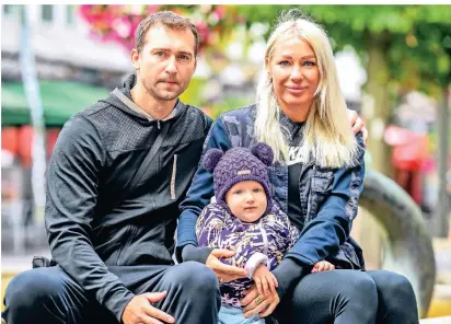  ?? FOTO: PRÜMEN ?? Jana Maximowa und Andrej Krawtschen­ko kamen mit ihrer kleinen Tochter zum Termin in der Duisburger Innenstadt.