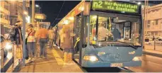  ?? FOTO: ARCHIV ?? Wer in Villingen-Schwenning­en länger unterwegs sein möchte, hat nach 0.30 Uhr keine Chance mehr auf einen Bus. Was es andernorts schon gibt (unser Foto), soll nun auch in VS an den Start gehen.