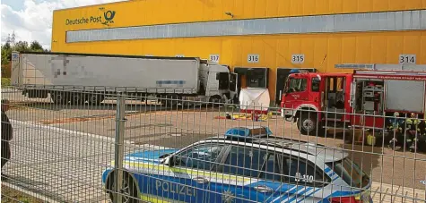  ?? Foto: Mario Obeser ?? Ein tödlicher Unfall ereignete sich in Gersthofen, wo ein Lastwagen eine Halle rammte.