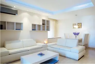  ??  ?? El tono de luz cálida en la sala de estar, invita al relajamien­to y la puedes aprovechar para resaltar las texturas.
