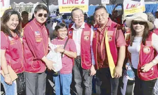  ??  ?? (From left) Nancy Suarez Sy, Henry Lim Bon Liong, gift-giving benefi- ciary, governor James Huang, Loosin Yap and Celine Mapa