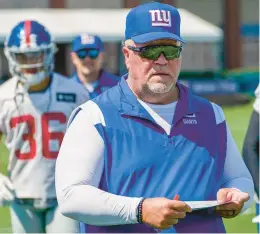  ?? JOHN MINCHILLO/AP ?? Giants defensive coordinato­r Dan Martindale works the sidelines during training camp at the team’s practice facility July 27 in East Rutherford, New Jersey.