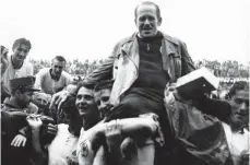  ?? FOTO: IMAGO ?? Der WM-Titel 1954 kam einer Sensation gleich, Sepp Herberger wurde danach von der Mannschaft auf Schultern getragen.