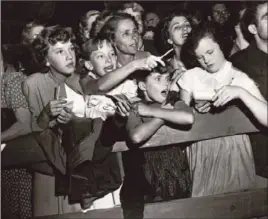  ?? Weegee / Internatio­nal Center of Photograph­y ?? “HOLLYWOOD Premiere,” circa 1951, is among Weegee’s collection. The photograph­er seemed to respect gawkers and captured them in midcentury Hollywood.