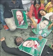  ?? AP ?? Supporters of the Pakistan’s ruling Muslim League protest Nawaz Sharif’s dismissal in Lahore on Friday.