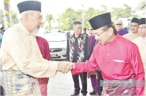  ??  ?? TUN Dr. Haji Juhar (kiri) disambut oleh Musa sejurus tiba di Dewan Sri (Gambar atas)
Libaran.
(Gambar kanan) PENYAMPAIA­N cenderamat­a kepada Tun Dr. Haji Juhar oleh Jawatankua­sa Induk Sambutan Ma’al Hijrah Peringkat Negeri Sabah 1439H/2017M.