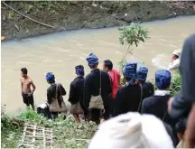  ?? IMAM HUSEIN/JAWA POS ?? KALI PERTAMA: Suku Badui bersiap mandi di Sungai Cibanten sebagai rangkaian ritual Seba di Serang, Banten, Sabtu (21/4). Minimal mereka harus meneteskan air sungai ke pelupuk mata dan membasuh kaki.