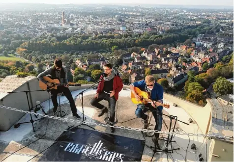  ?? Foto: Mocean Movies ?? Hoch oben auf dem höchsten Dach Augsburgs drehten „End of Skies“für ihr Video „Unplugged in the Sky“auf dem Hotelturm. Mit großem Ehrgeiz, Fleiß und Akribie arbeiten die drei jungen Männer an ihrer Musik.