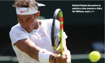  ??  ?? Rafael Nadal devuelve la pelota a dos manos a Alex de Miñaur, ayer./EFE